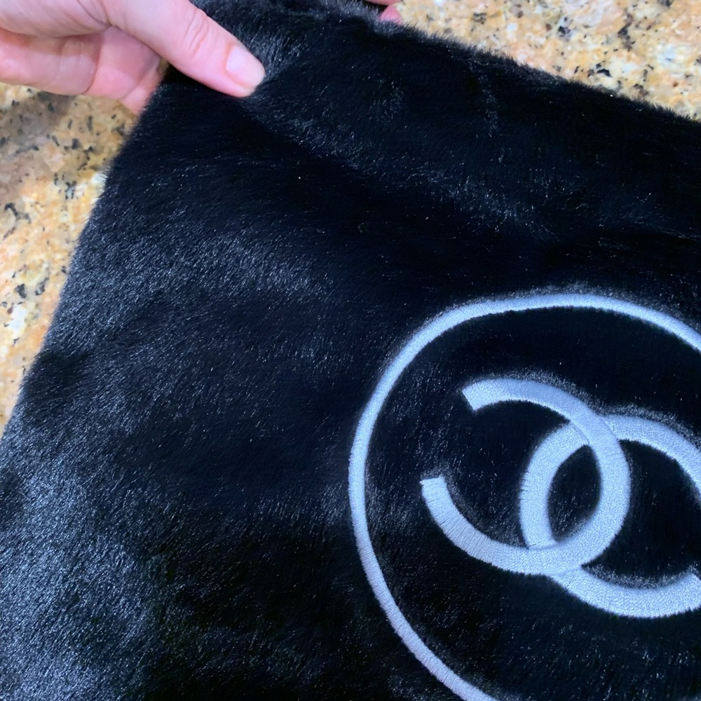 Brand new, rare furry authentic Chanel CC purse/ clutch/ cosmetic case,brand new - Picture 10 of 13